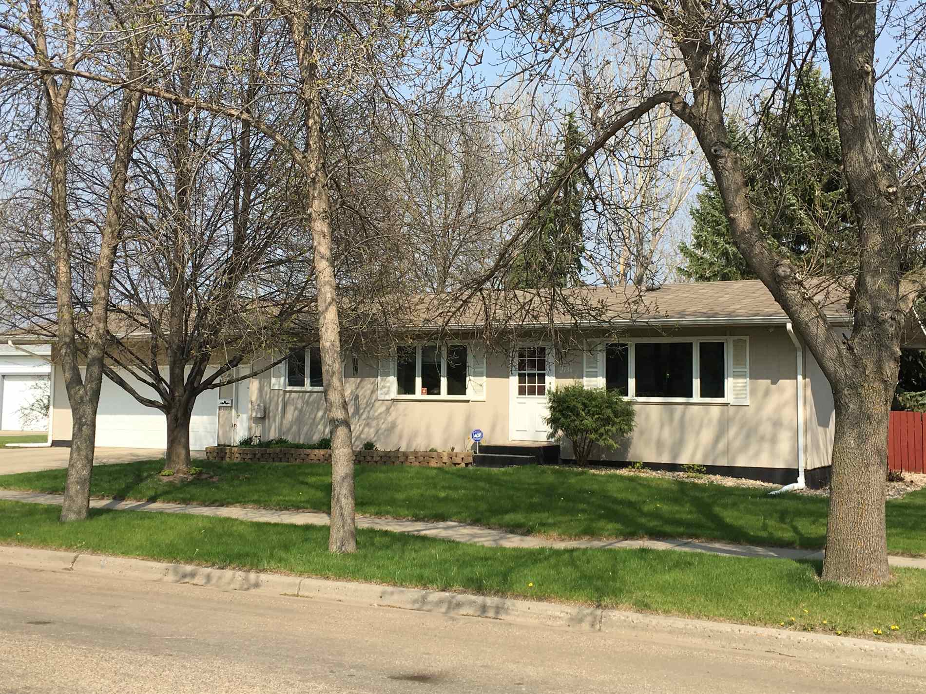 2136 NW 7th St, Minot, ND 58703