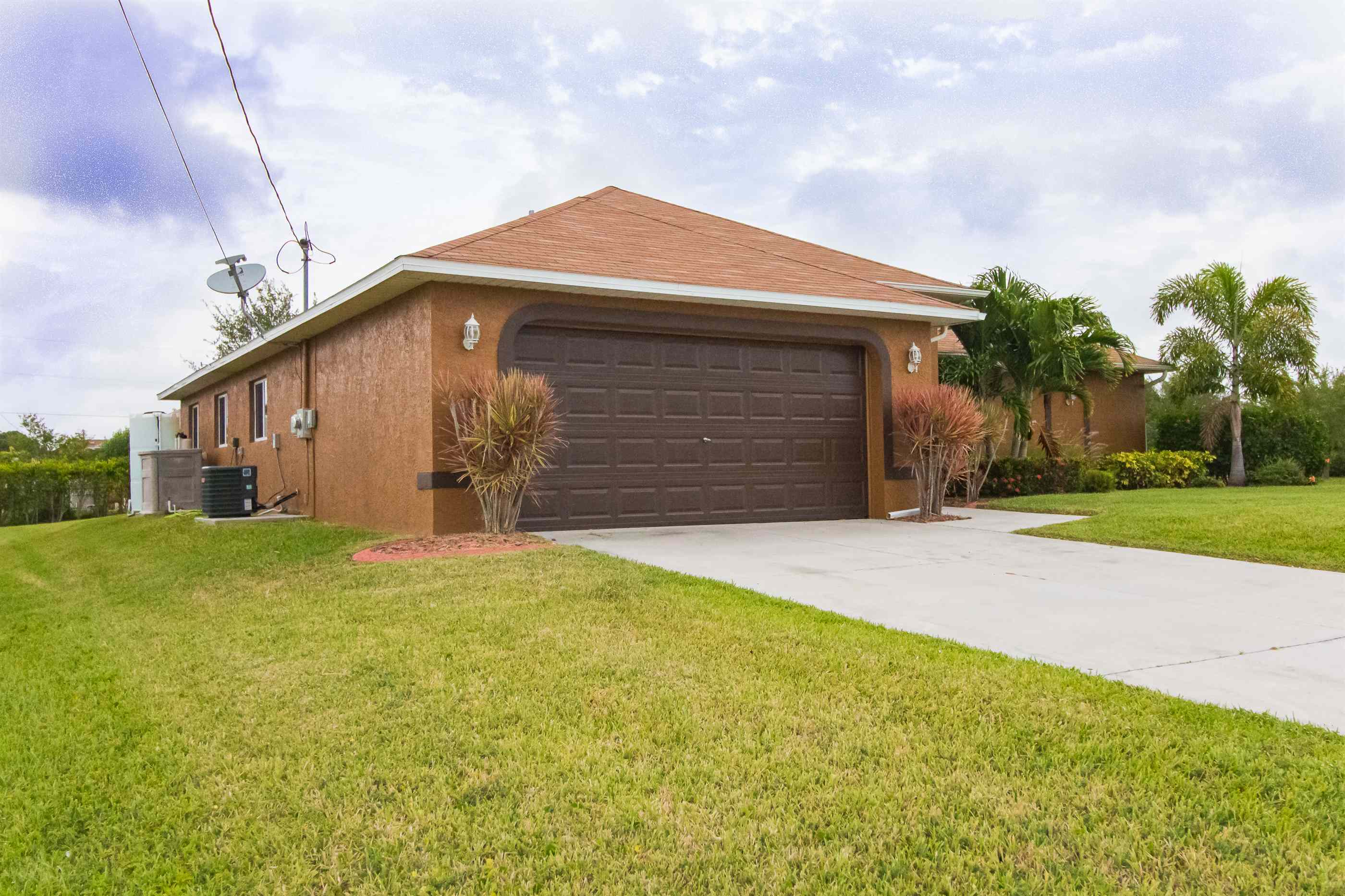 2845 NW 4th St, Cape Coral, FL 33993