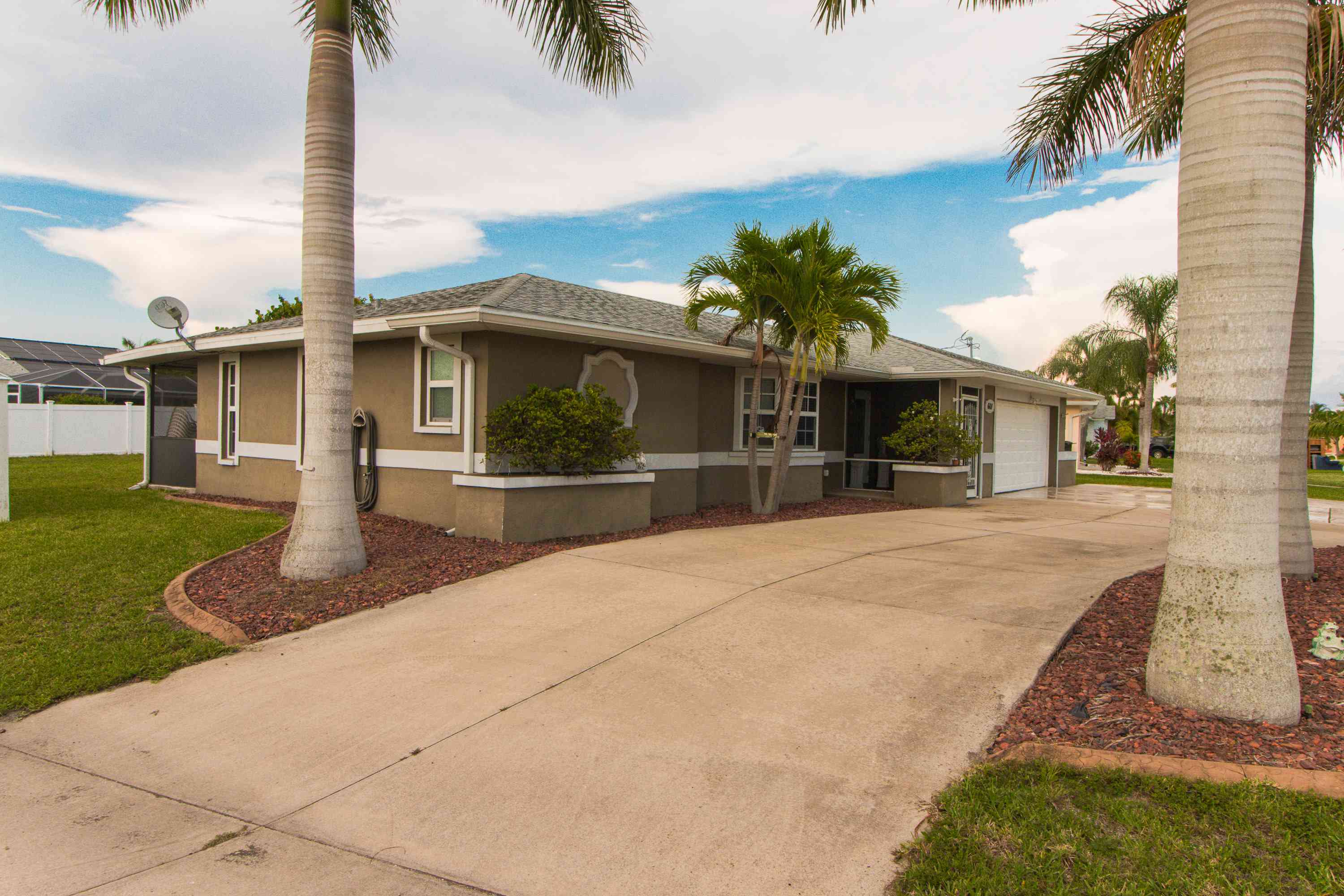 601 SE 20th St, Cape Coral, FL 33990