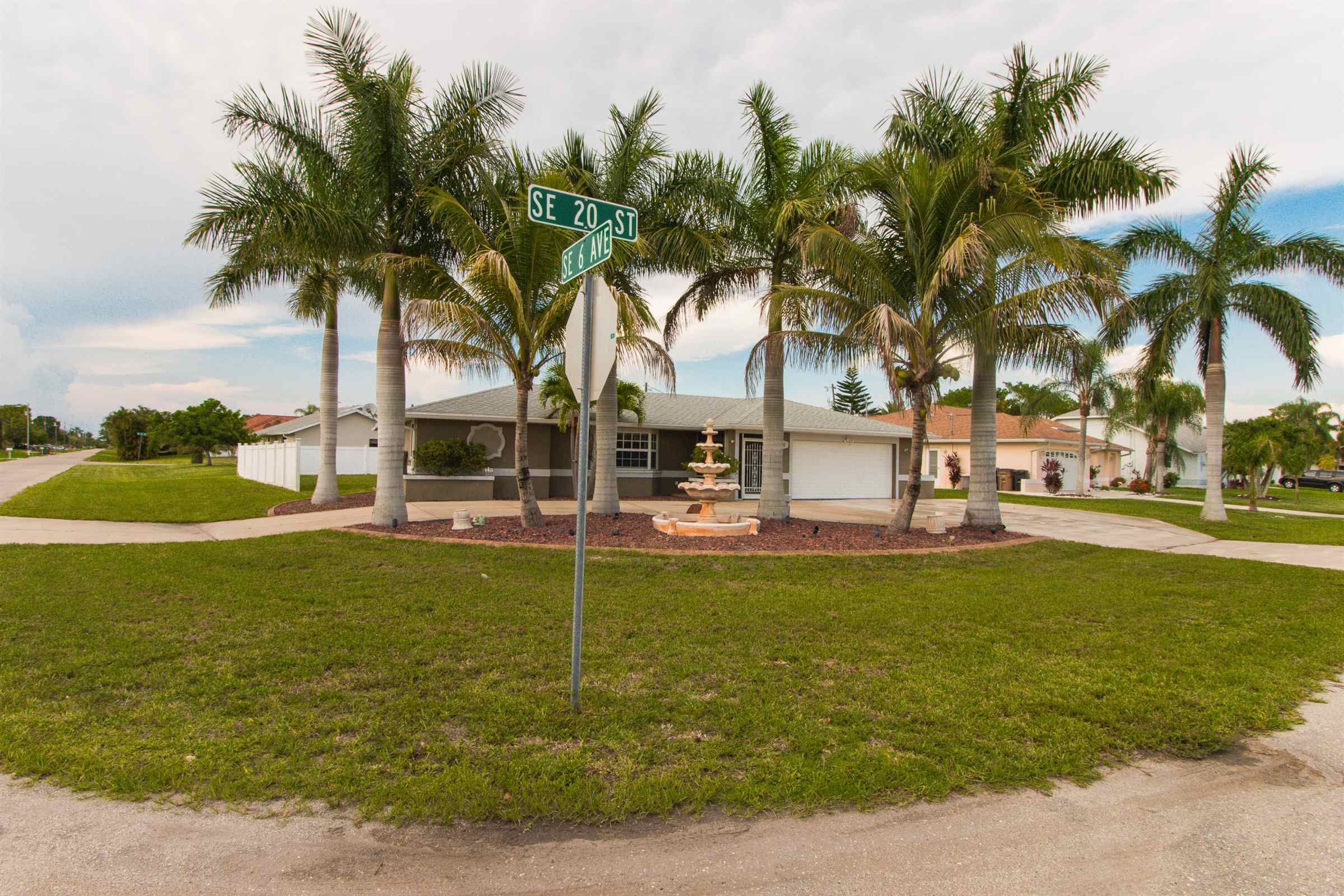 601 SE 20th St, Cape Coral, FL 33990