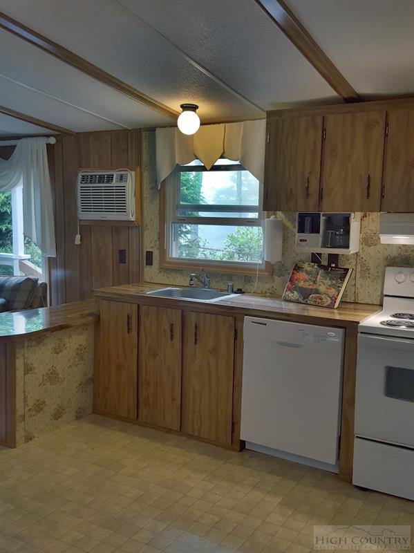 135 Mountain Ivy Ln, Boone, NC 28607