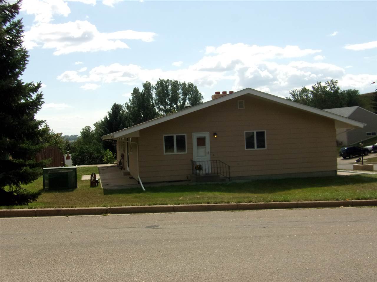 1008 NW 23rd St, Minot, ND 58703