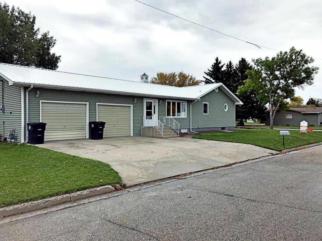 403 West St, Ray, ND 58849