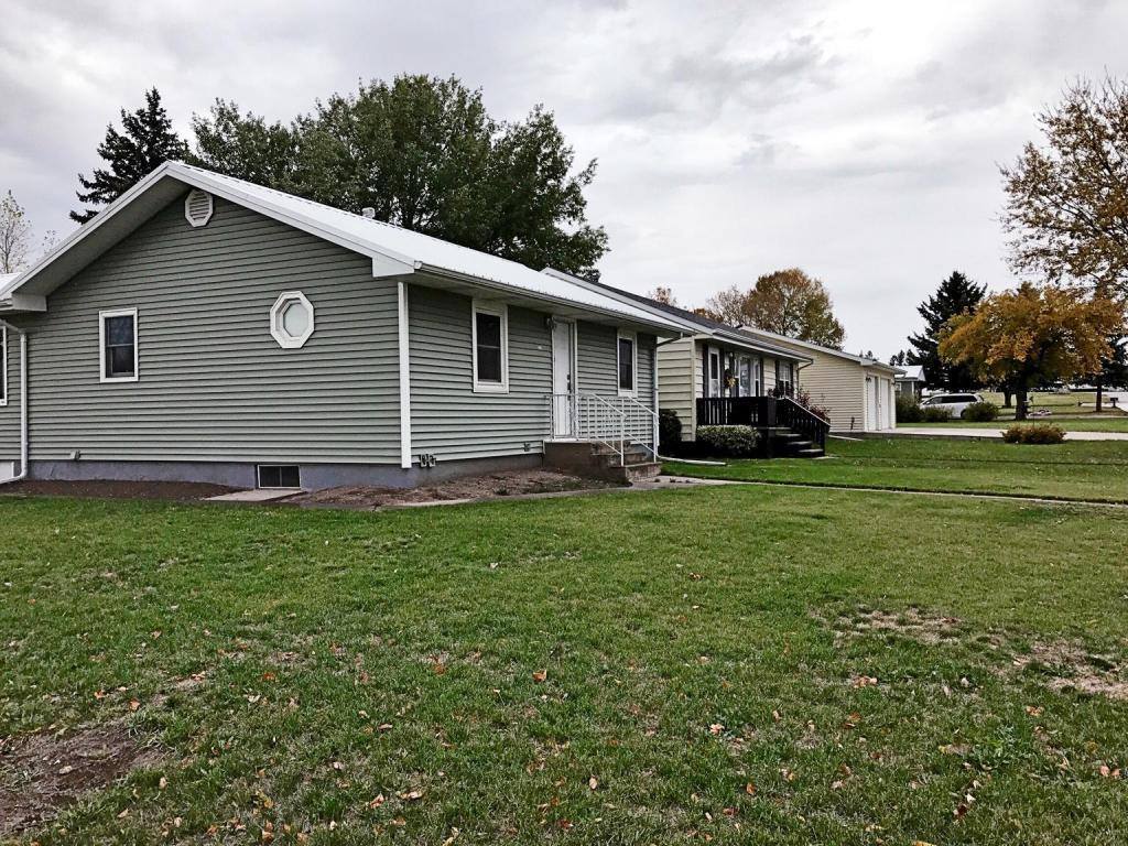 403 West St, Ray, ND 58849