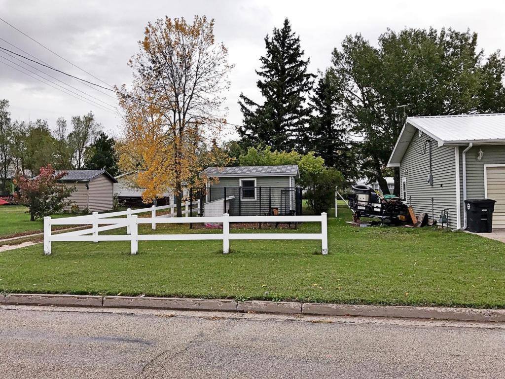 403 West St, Ray, ND 58849