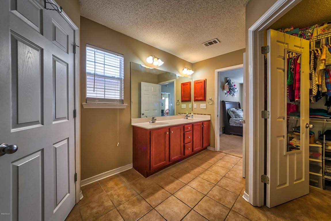 11944 Stage Dr, Gulfport, MS 39503