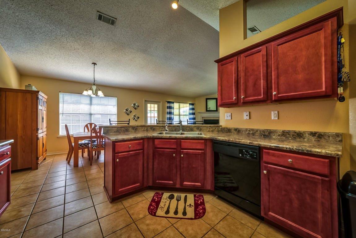 11944 Stage Dr, Gulfport, MS 39503