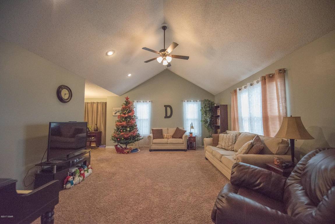 953 Country Crossing, Webb City, MO 64870