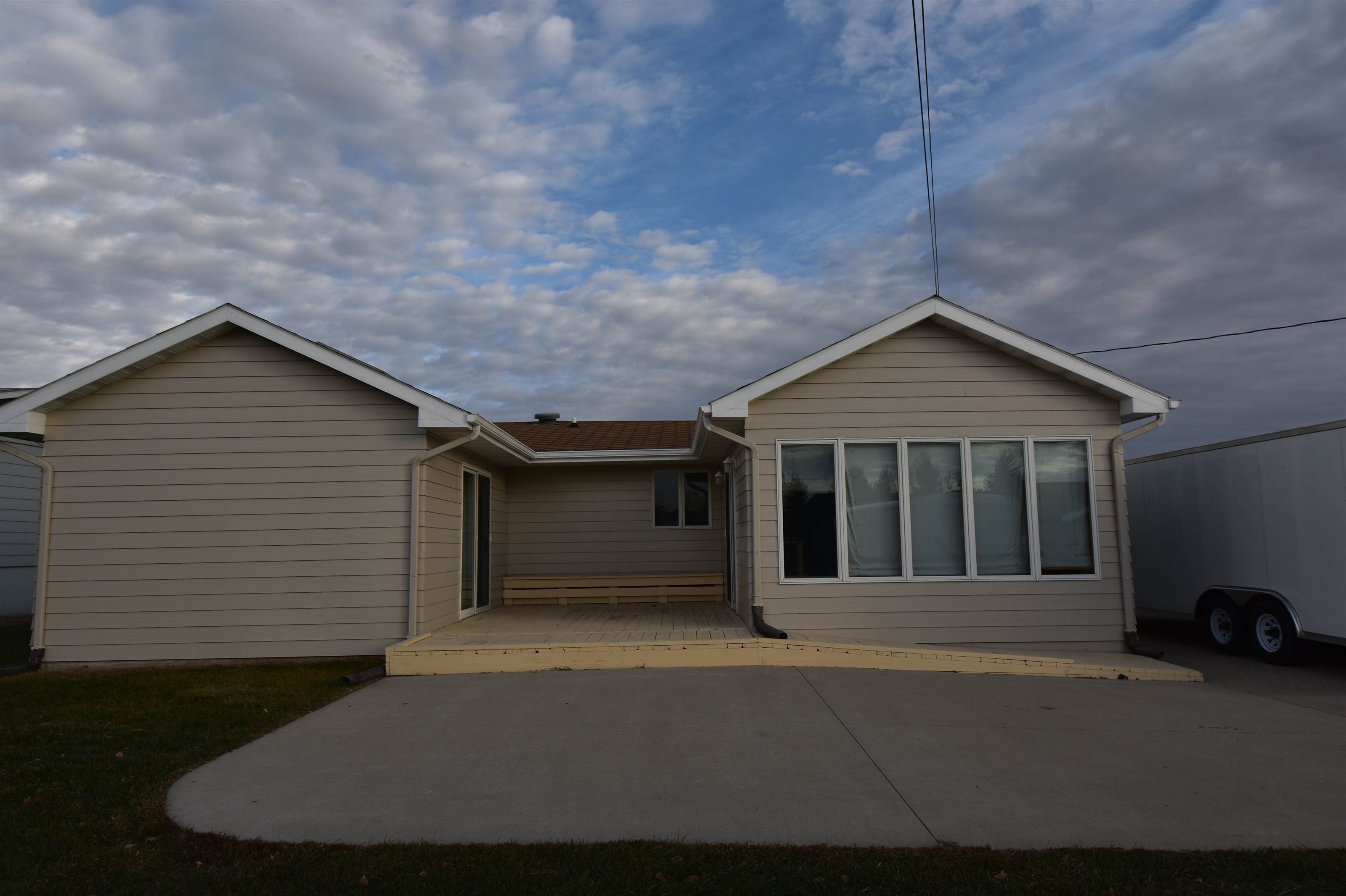 209 27th St NW, Minot, ND 58703