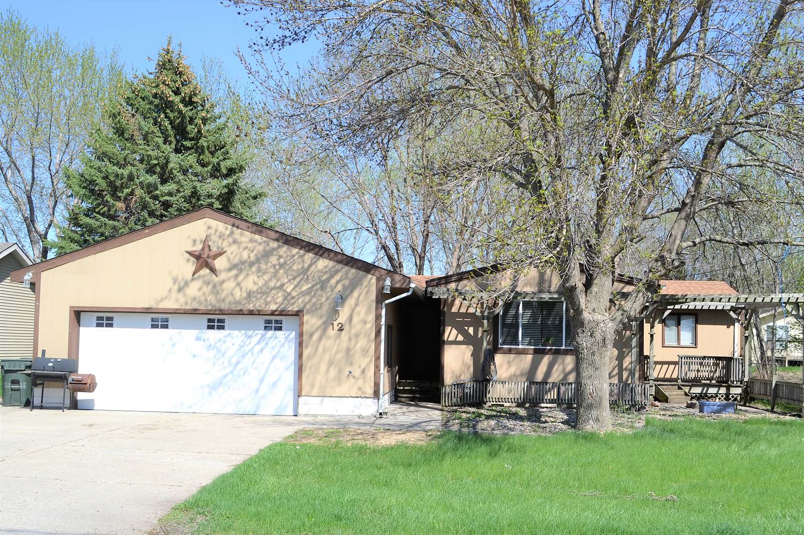 12 Penrose Dr., McCook Lake, SD 57049