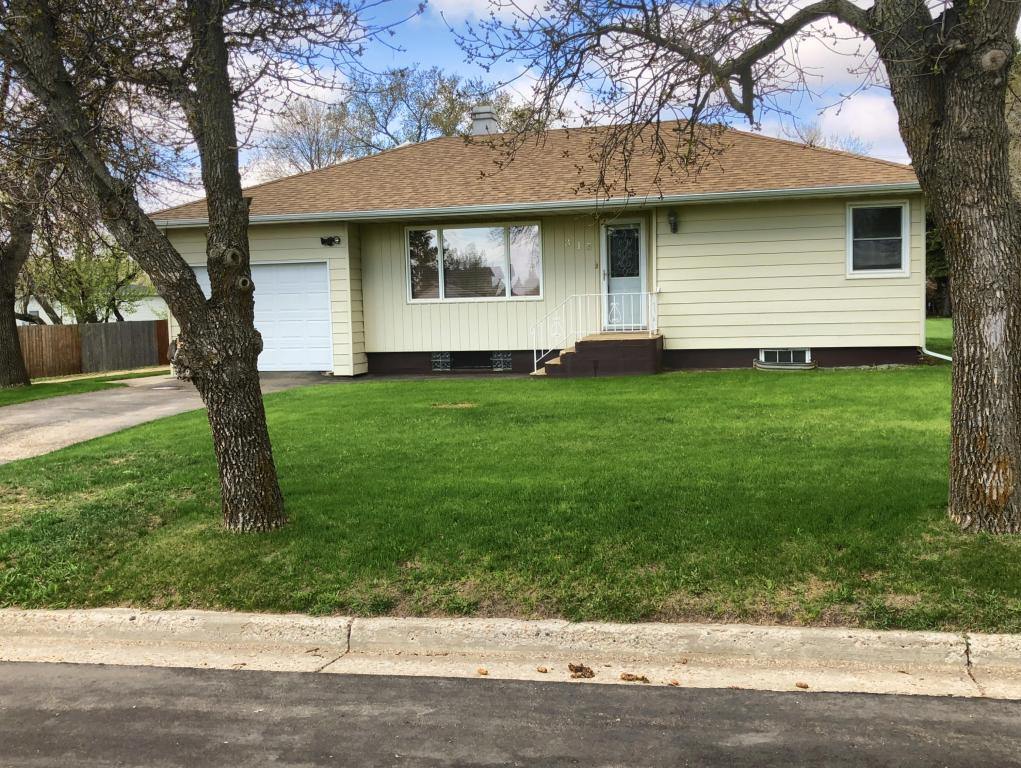 315 West St, Ray, ND 58849