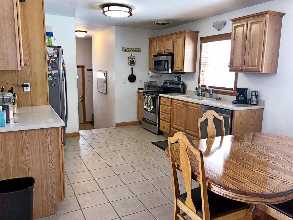 315 West St, Ray, ND 58849