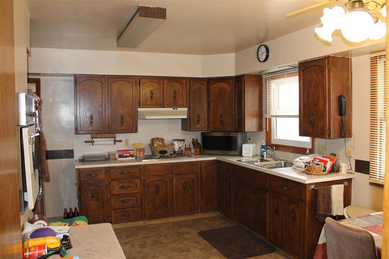 408 3rd St NW, Parshall, ND 58770