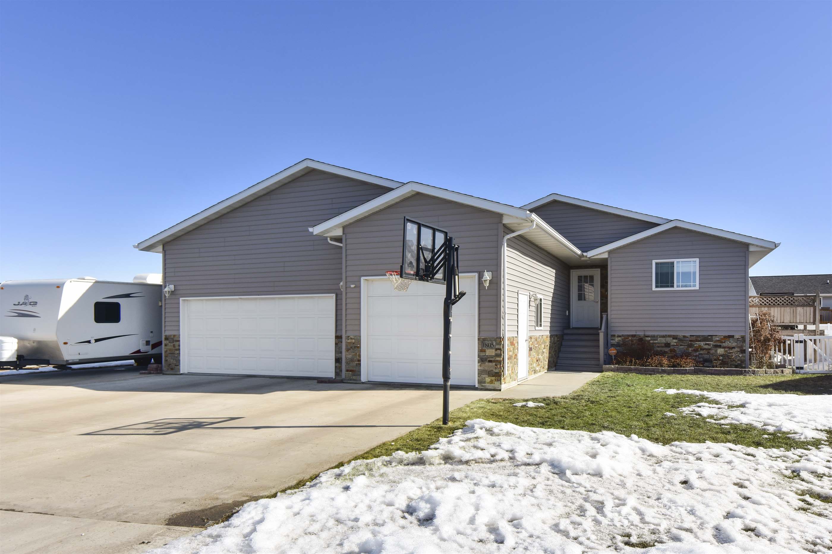 1805 26th St SW, Minot, ND 58701