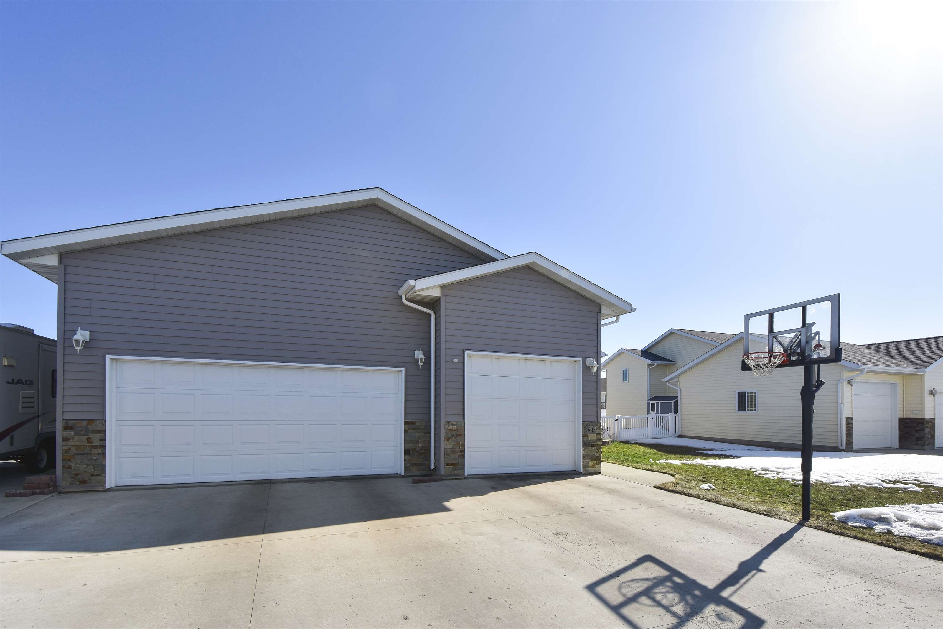 1805 26th St SW, Minot, ND 58701