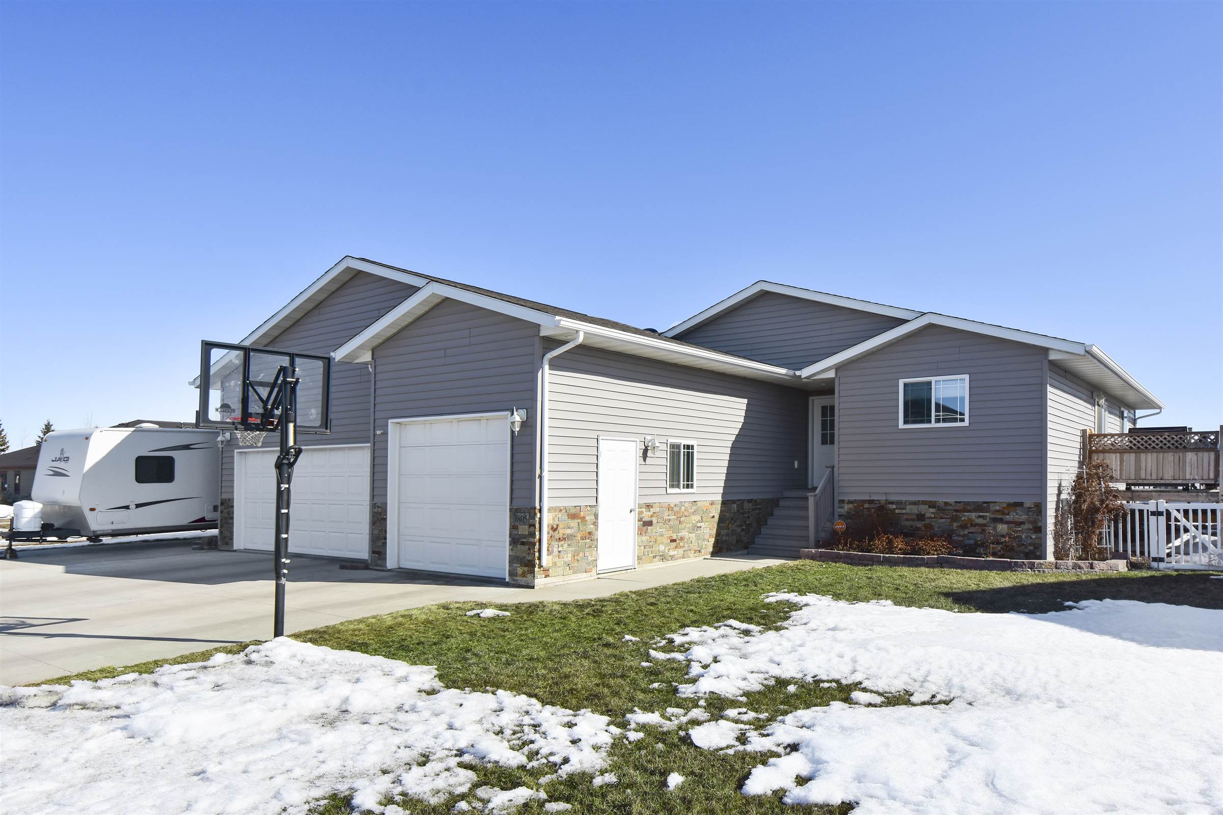 1805 26th St SW, Minot, ND 58701