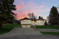 2312 8th Ave NW, Minot, ND 58703