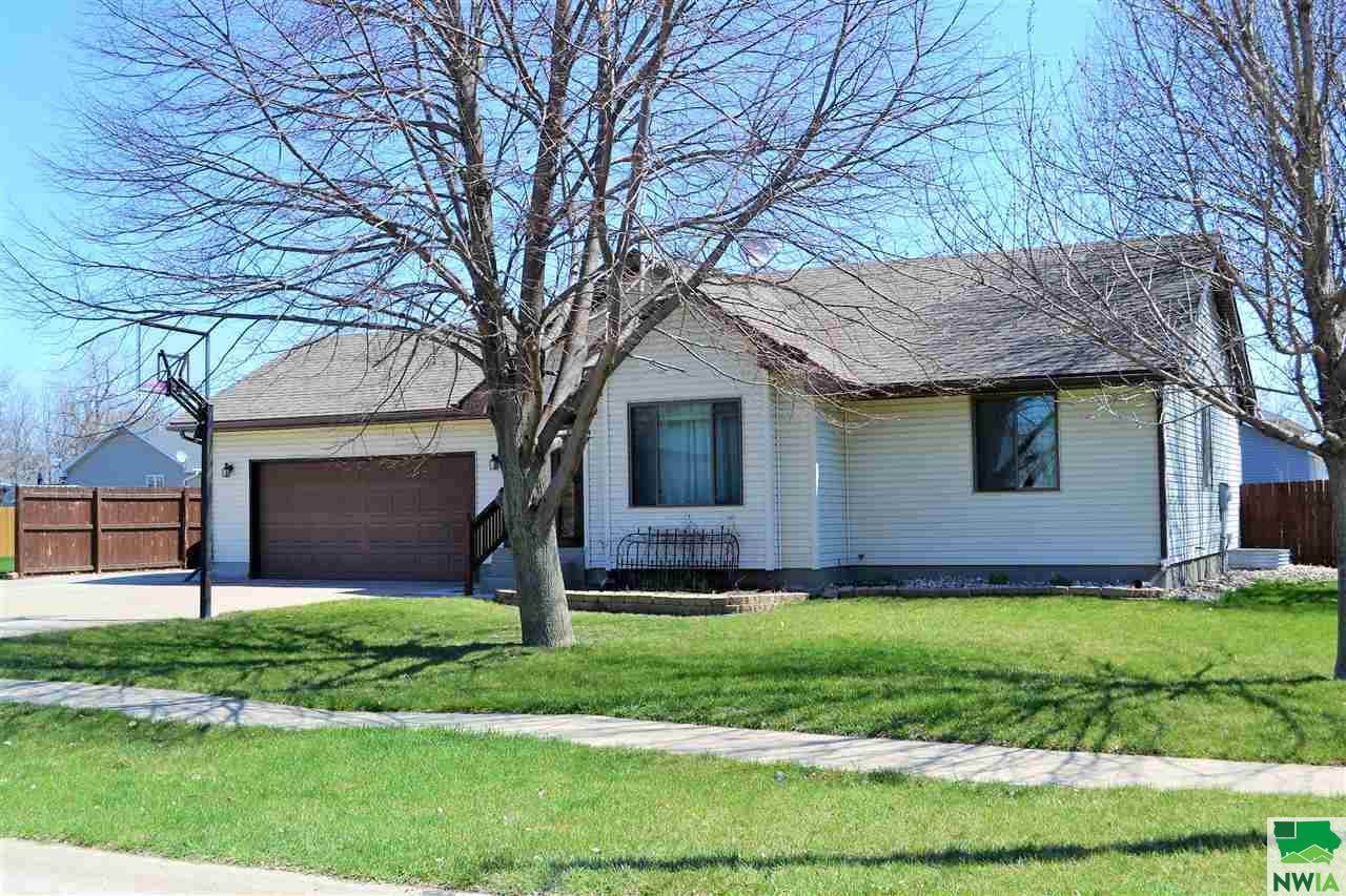 604 Lakeshore Dr., McCook Lake, SD 57049