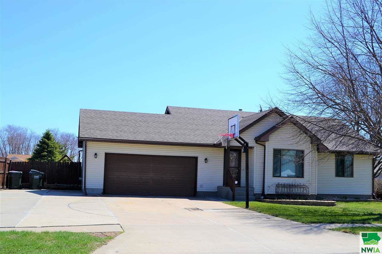 604 Lakeshore Dr., McCook Lake, SD 57049