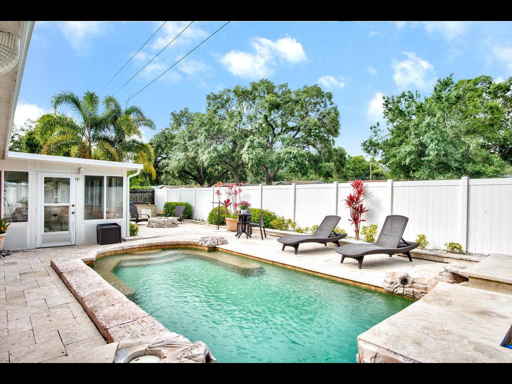 9914 Pine Lake Tr, St Petersburg, FL 33708