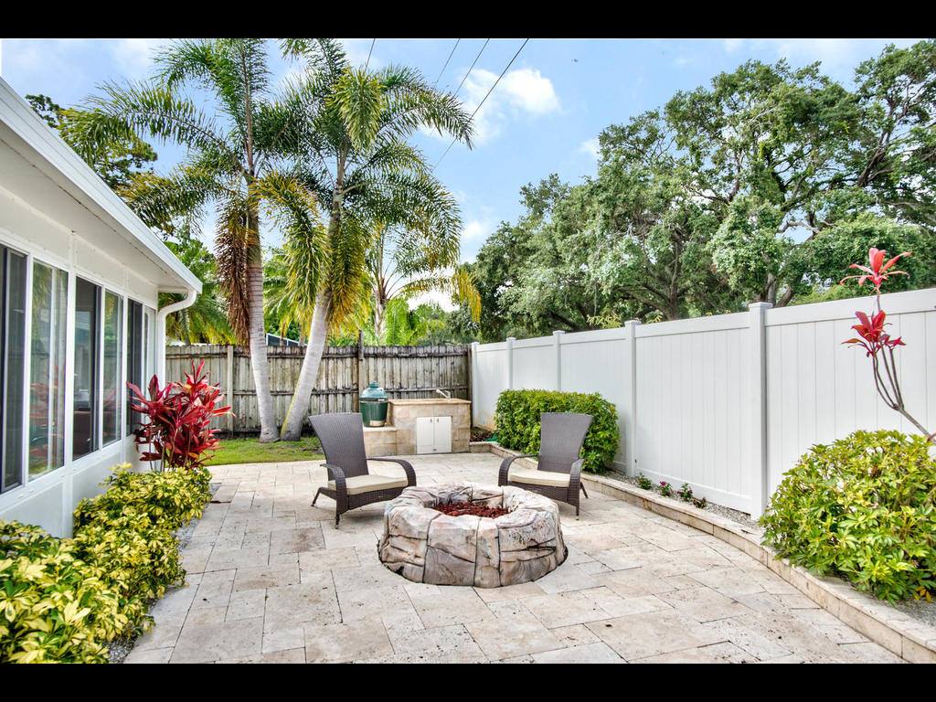 9914 Pine Lake Tr, St Petersburg, FL 33708