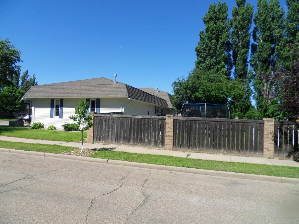 337 Rose Ln, Williston, ND 58801