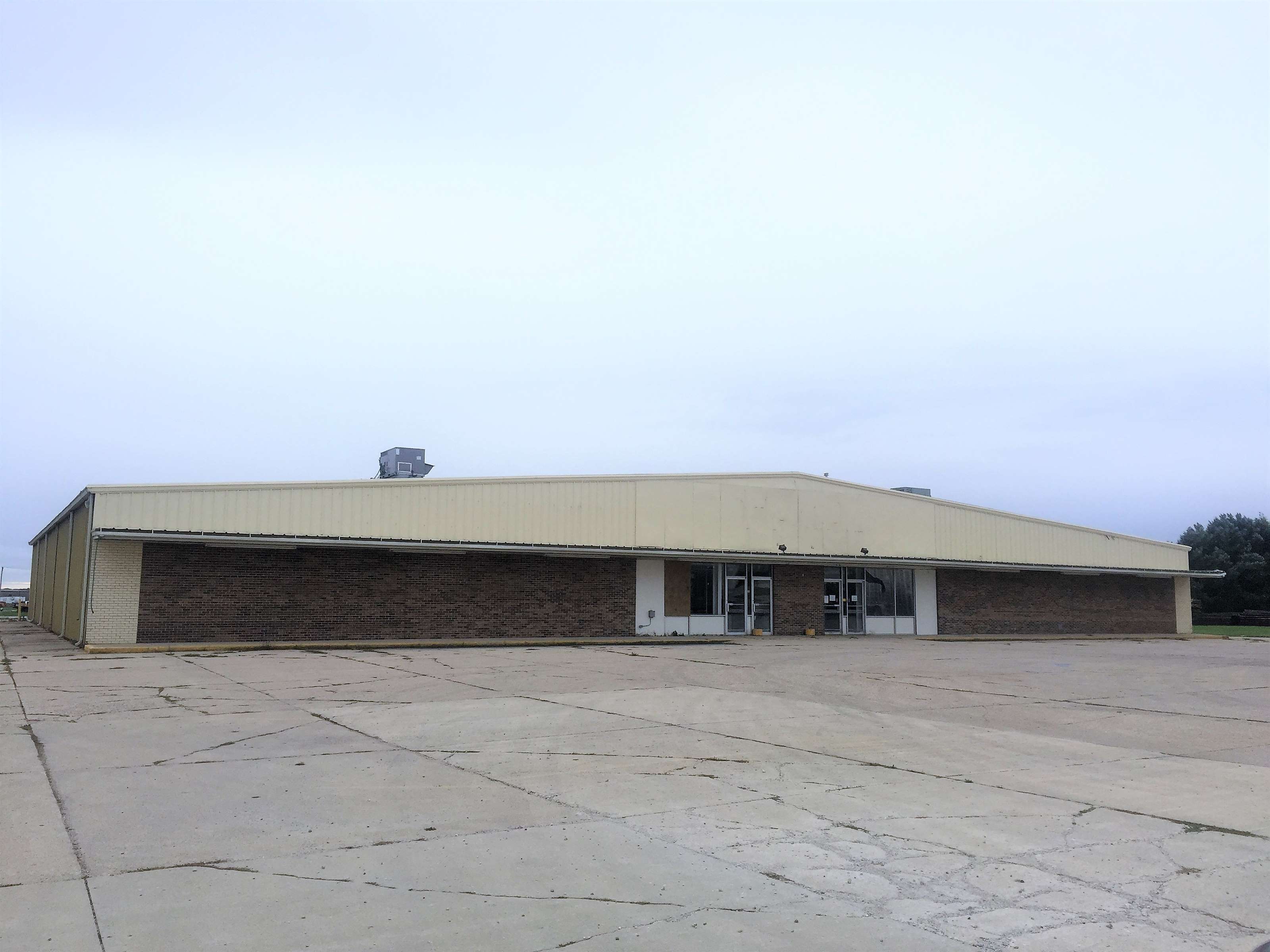 2702 Central Ave, Estherville, IA 51334