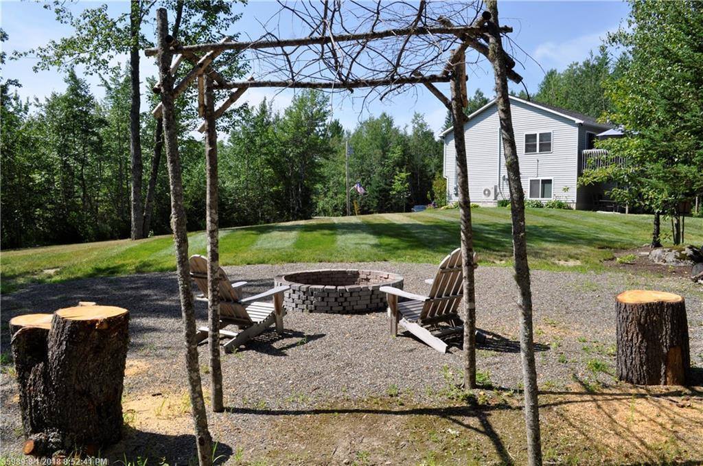 81 Maple Leaf Ln, Hermon, ME 04401