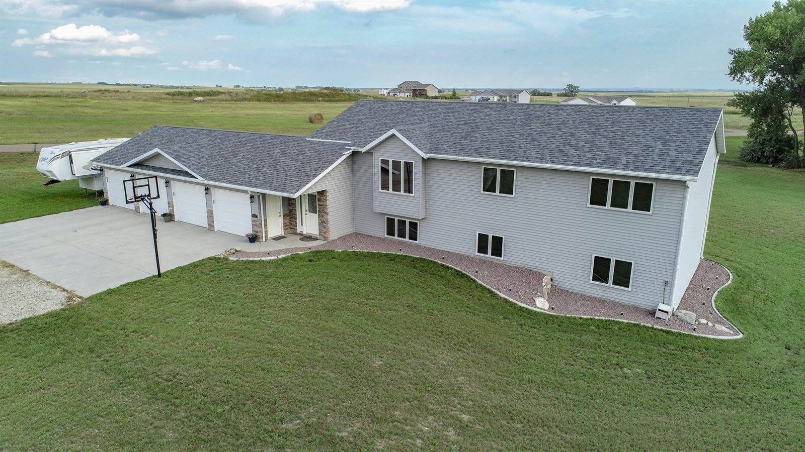 8819 Harvest Hills Drive, Bismarck, ND 58503