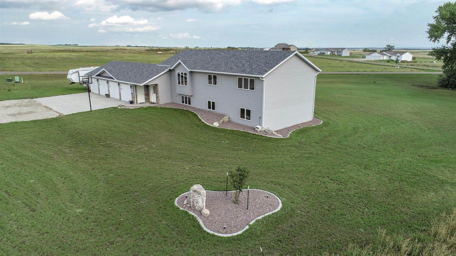 8819 Harvest Hills Drive, Bismarck, ND 58503