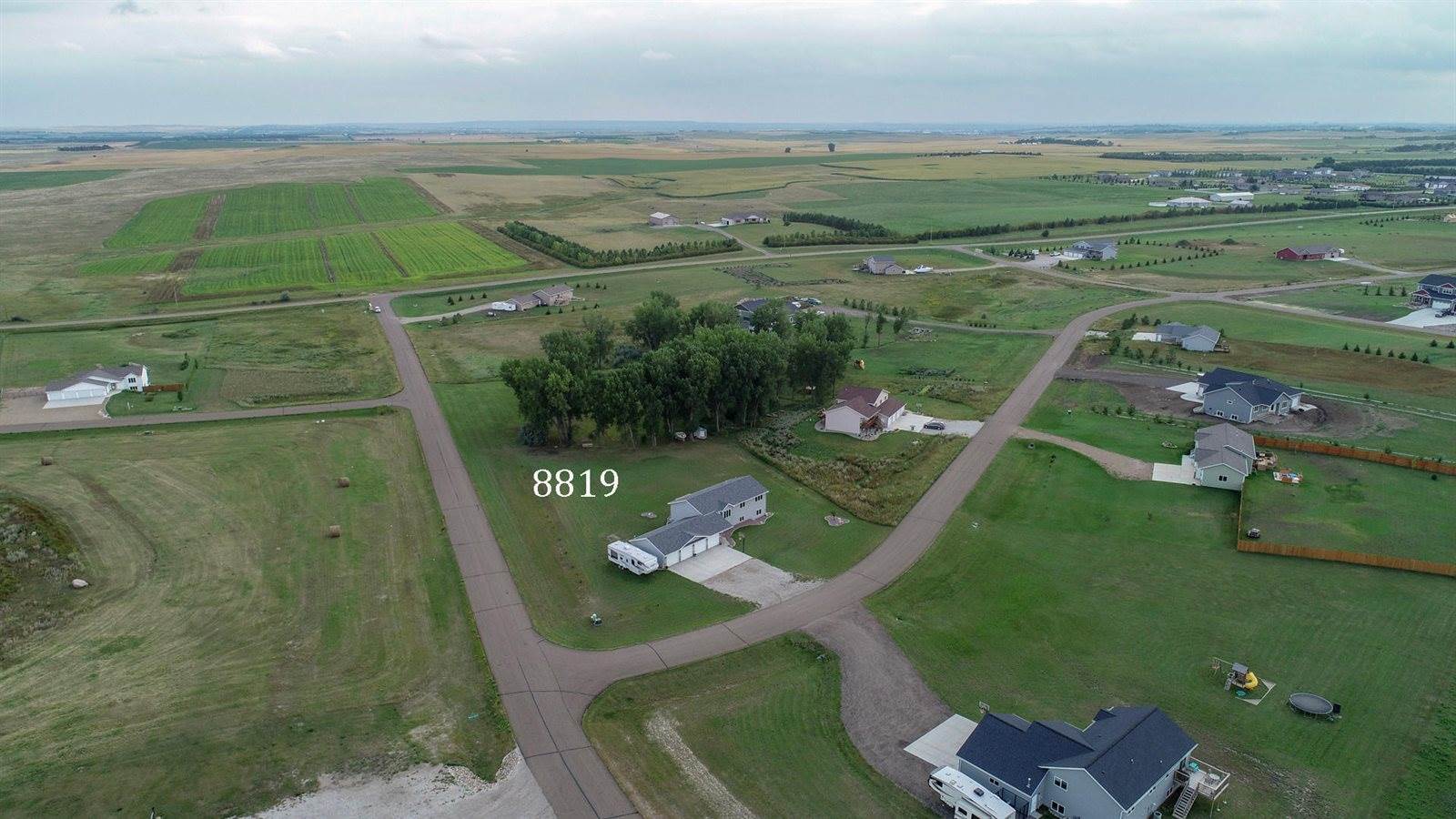 8819 Harvest Hills Drive, Bismarck, ND 58503