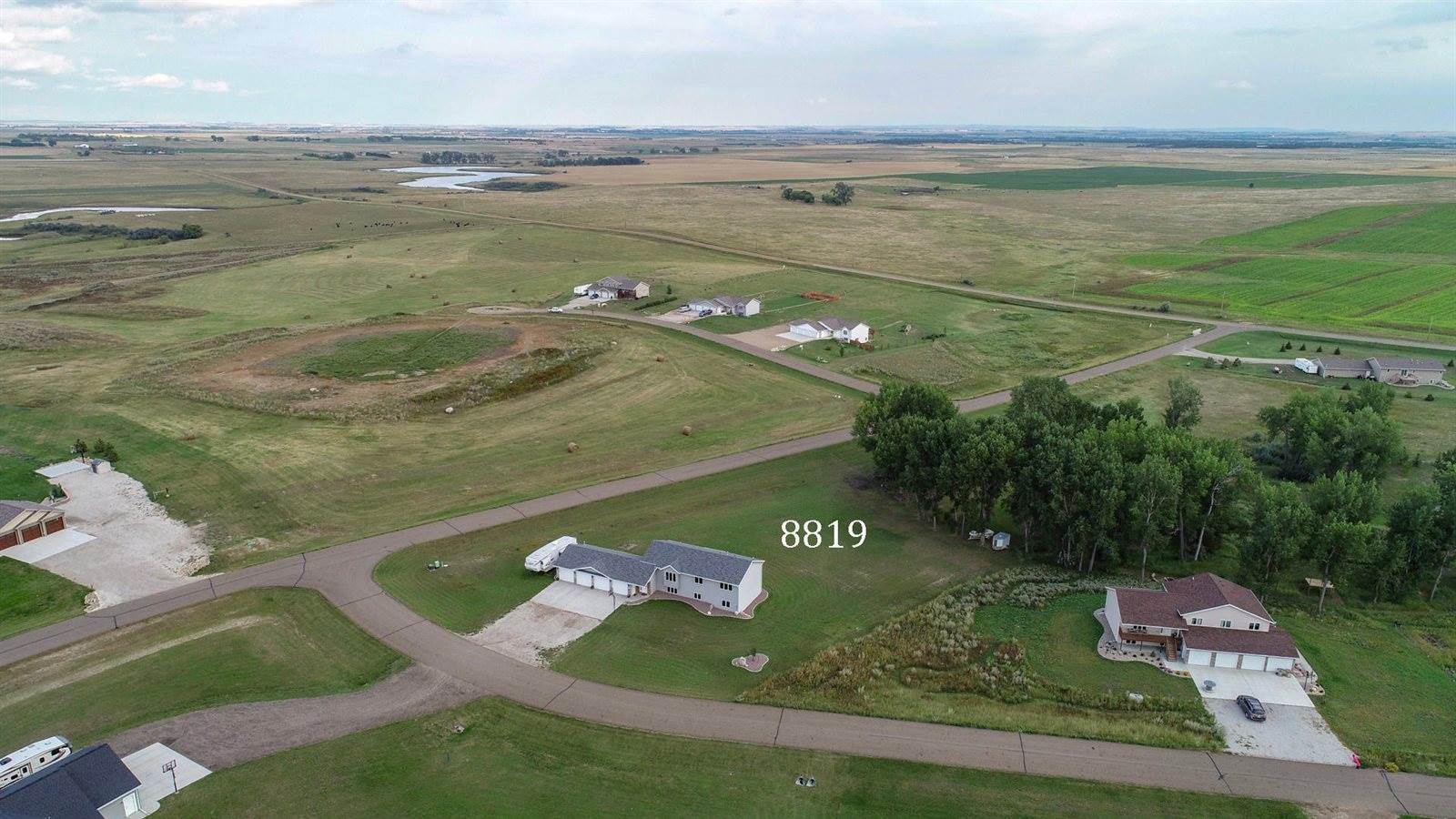 8819 Harvest Hills Drive, Bismarck, ND 58503