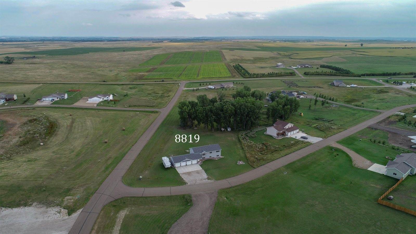 8819 Harvest Hills Drive, Bismarck, ND 58503