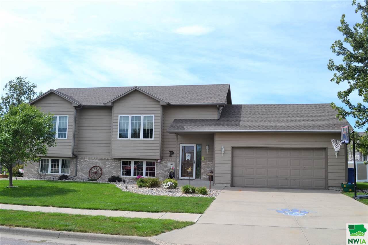 1203 Robert Jones Trail, Elk Point, SD 57025