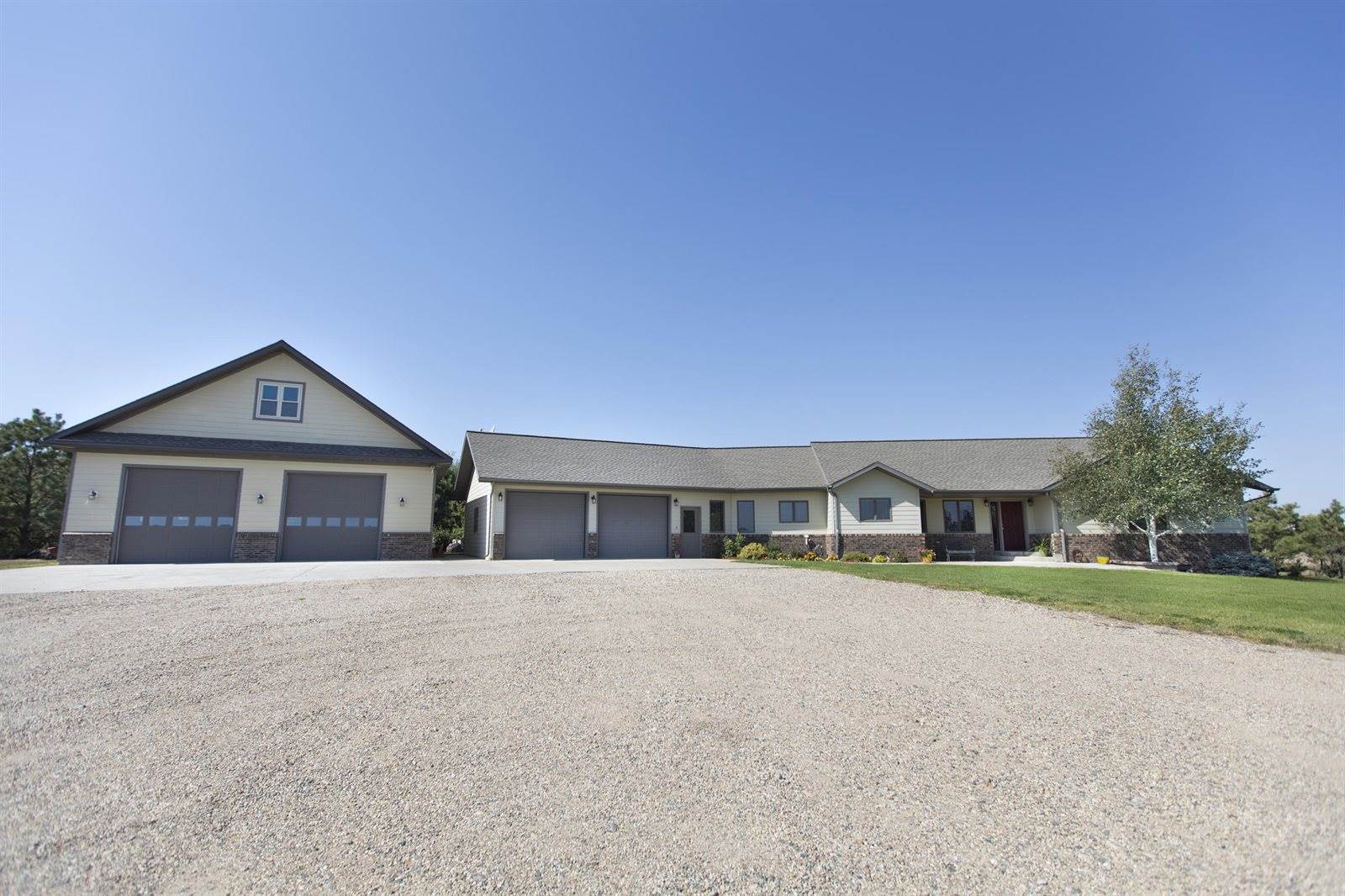 4923 Valley View Dr, Williston, ND 58801