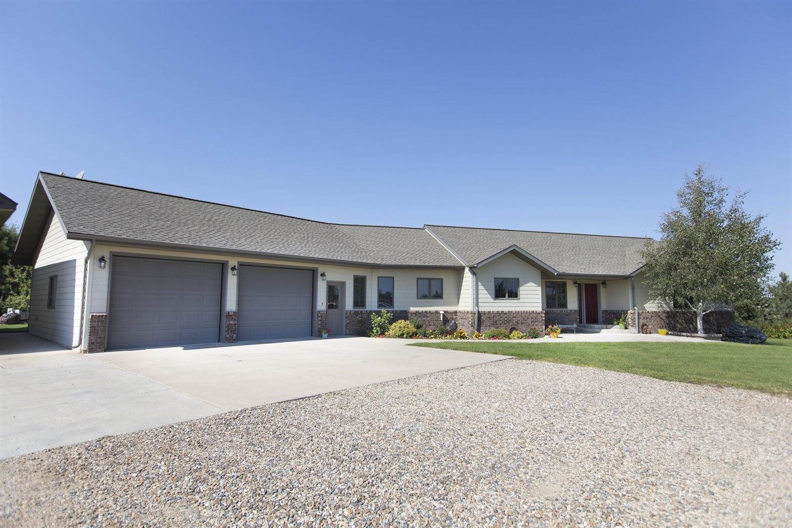 4923 Valley View Dr, Williston, ND 58801