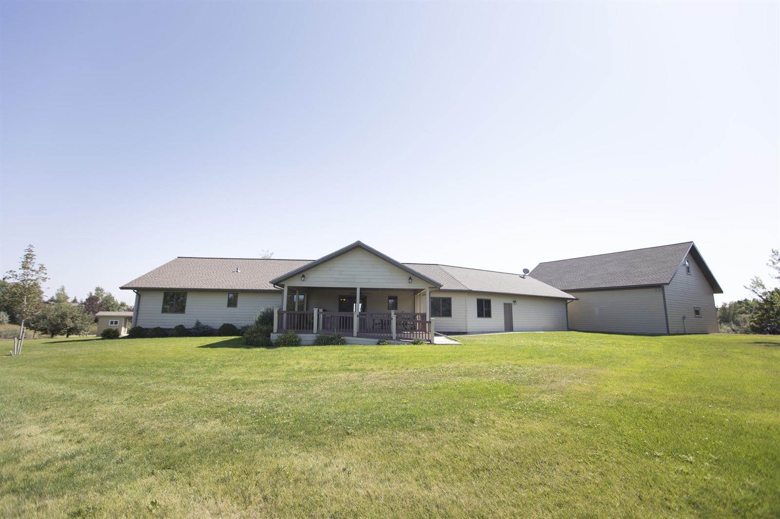 4923 Valley View Dr, Williston, ND 58801