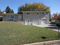 808 NW 23rd St, Minot, ND 58703