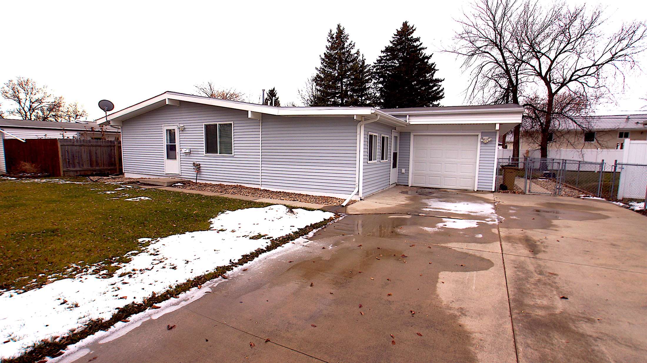 104 24th St, Minot, ND 58701