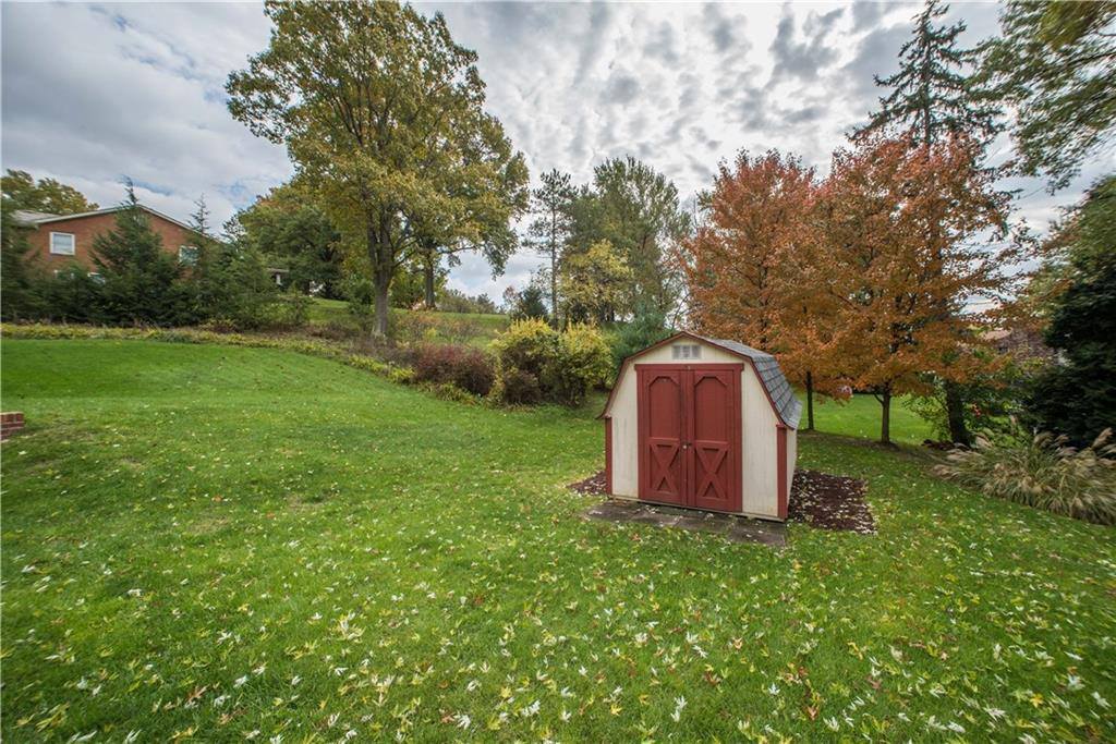 1660 Ashlawn Dr, Upper Saint Clair, PA 15241