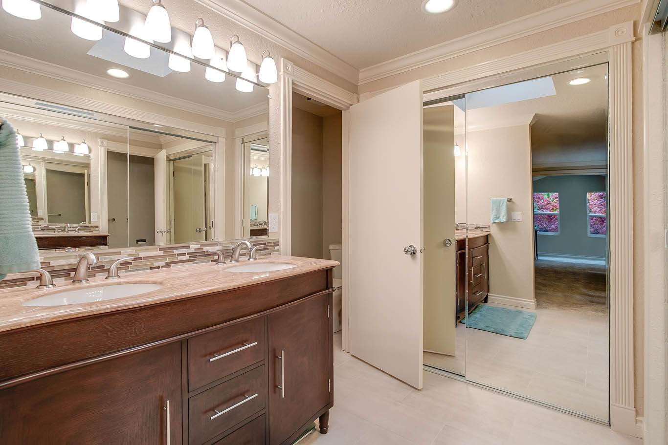 25435 SE Mirrormont Dr, Issaquah, WA 98027