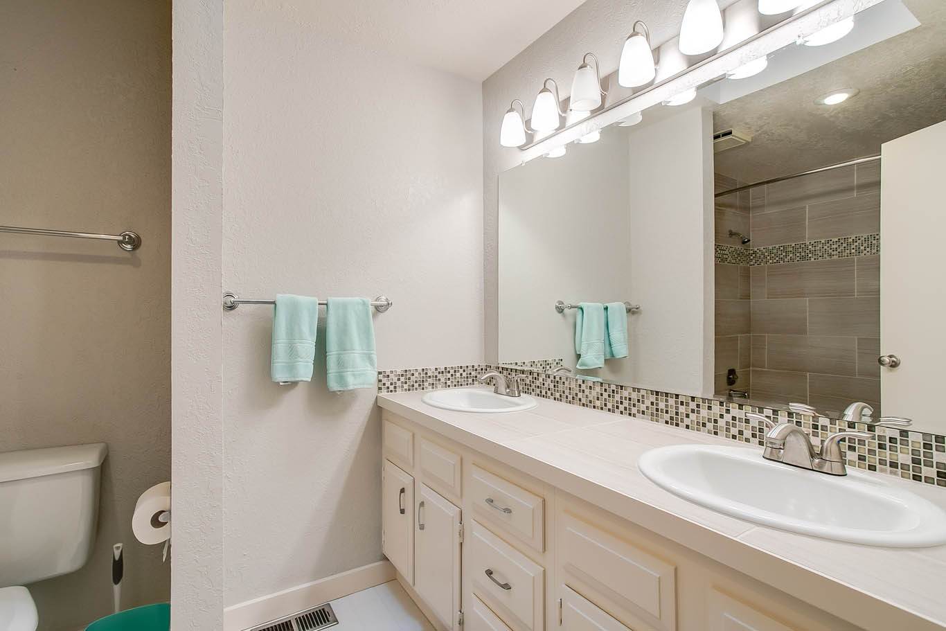 25435 SE Mirrormont Dr, Issaquah, WA 98027