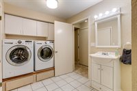 25435 SE Mirrormont Dr, Issaquah, WA 98027