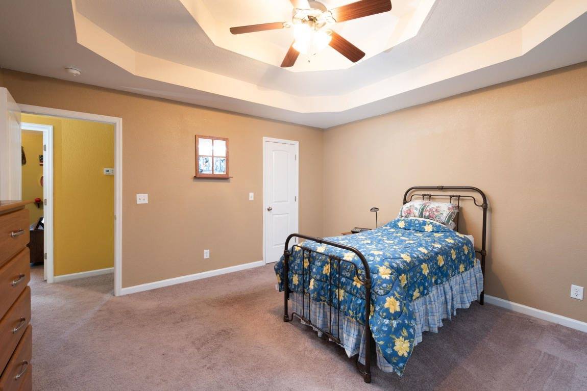 304 Battle Bluff Dr, Rossville, GA 30741