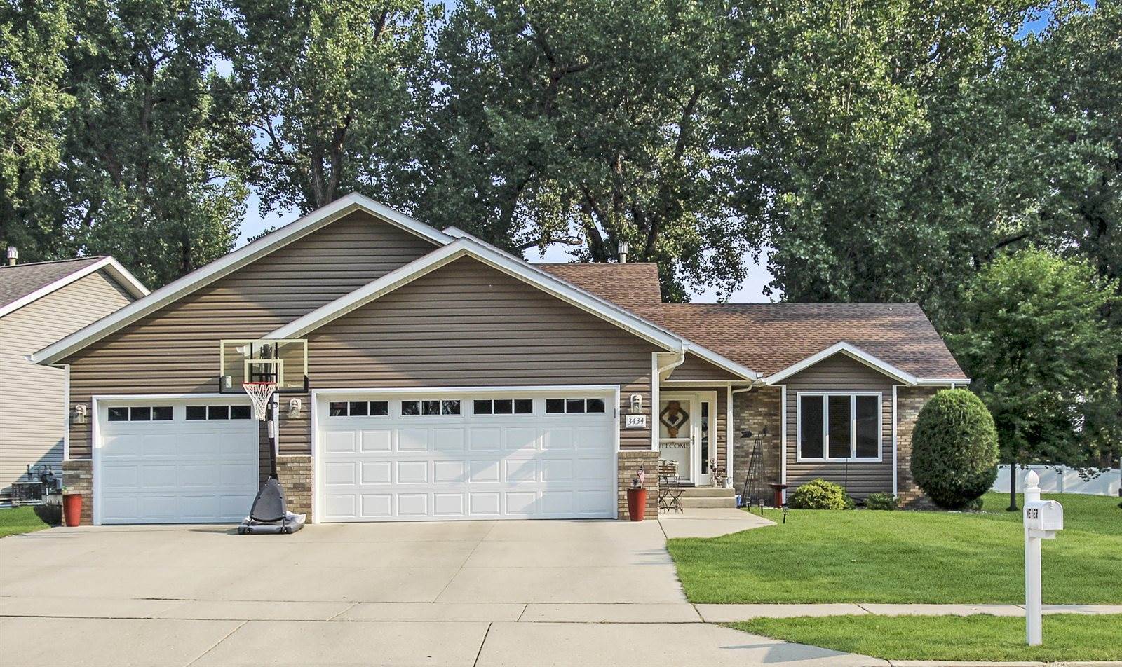 3434 Heartwood Drive SE, Mandan, ND 58554