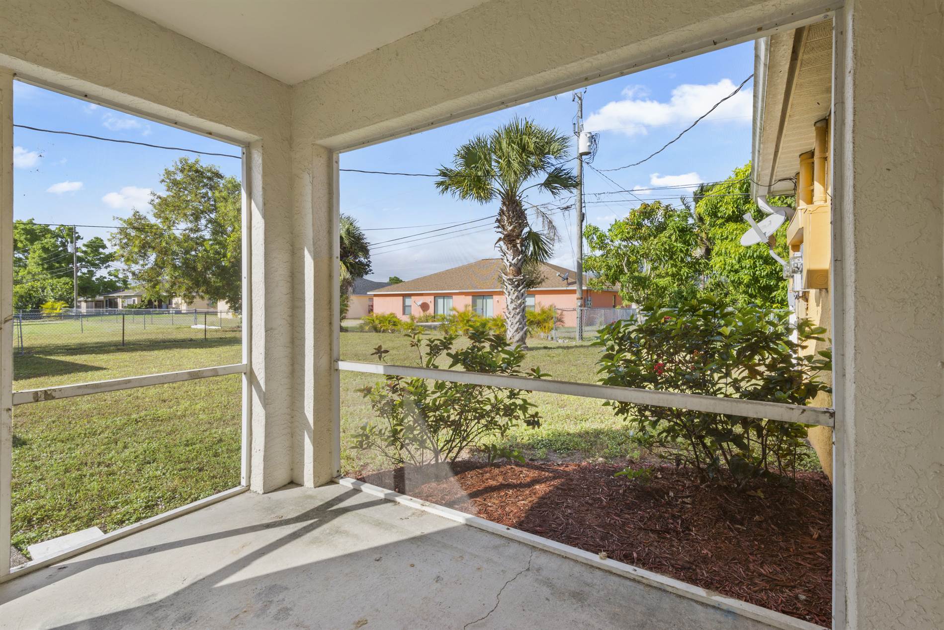 621 SE 14th Ter, Cape Coral, FL 33990