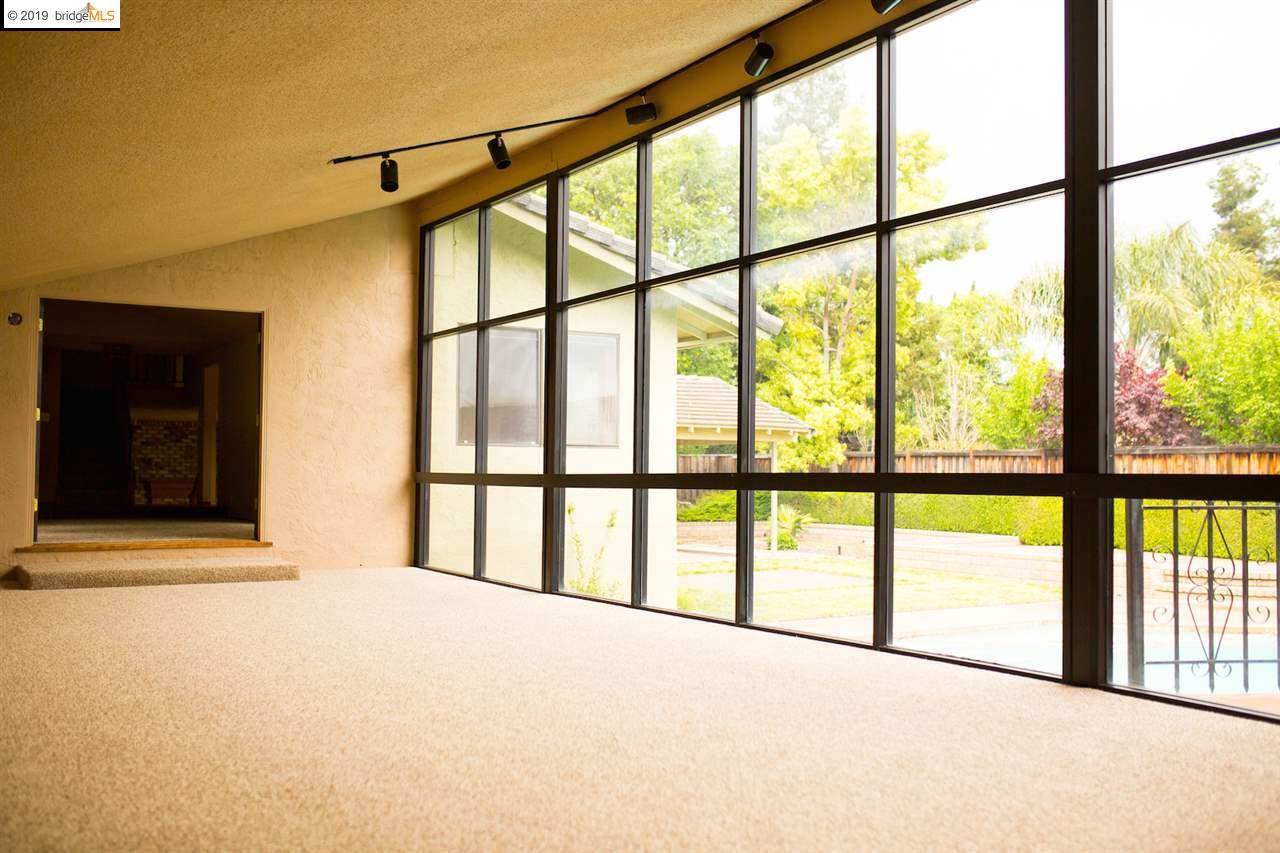 5873 Caulfield Dr, Clayton, CA 94517