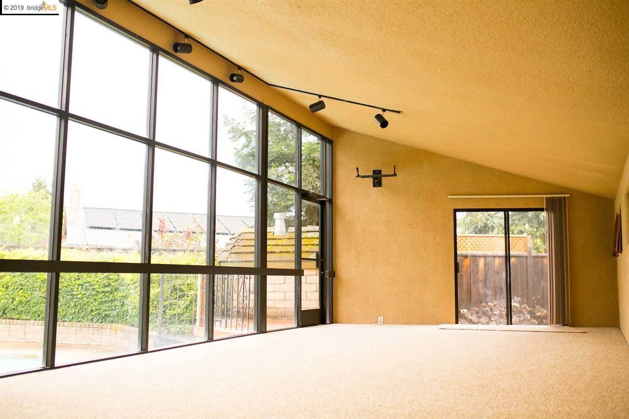 5873 Caulfield Dr, Clayton, CA 94517