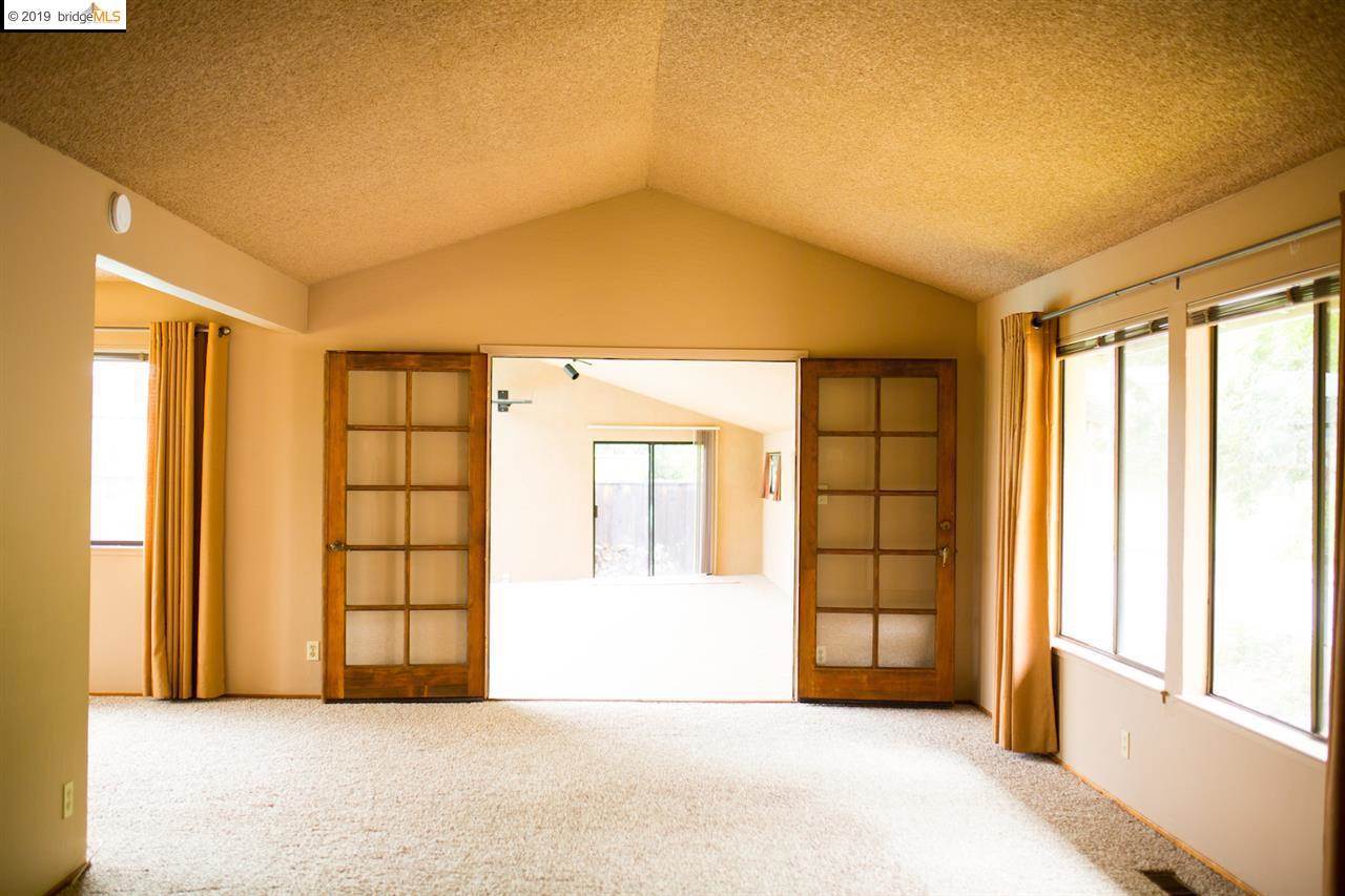 5873 Caulfield Dr, Clayton, CA 94517