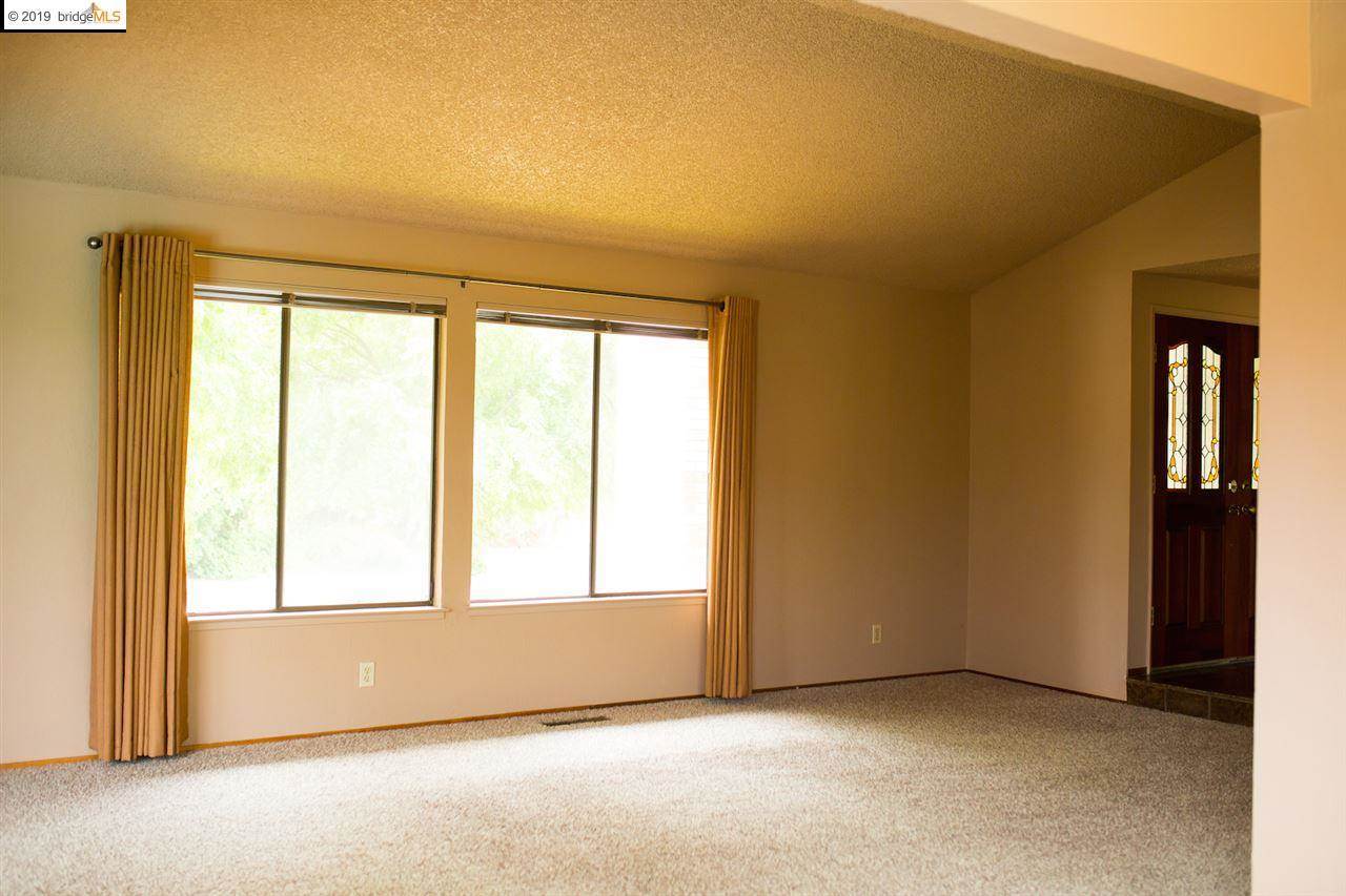 5873 Caulfield Dr, Clayton, CA 94517